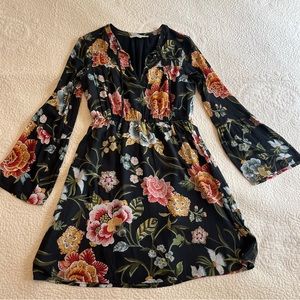 Floral black dress with loose sleeves